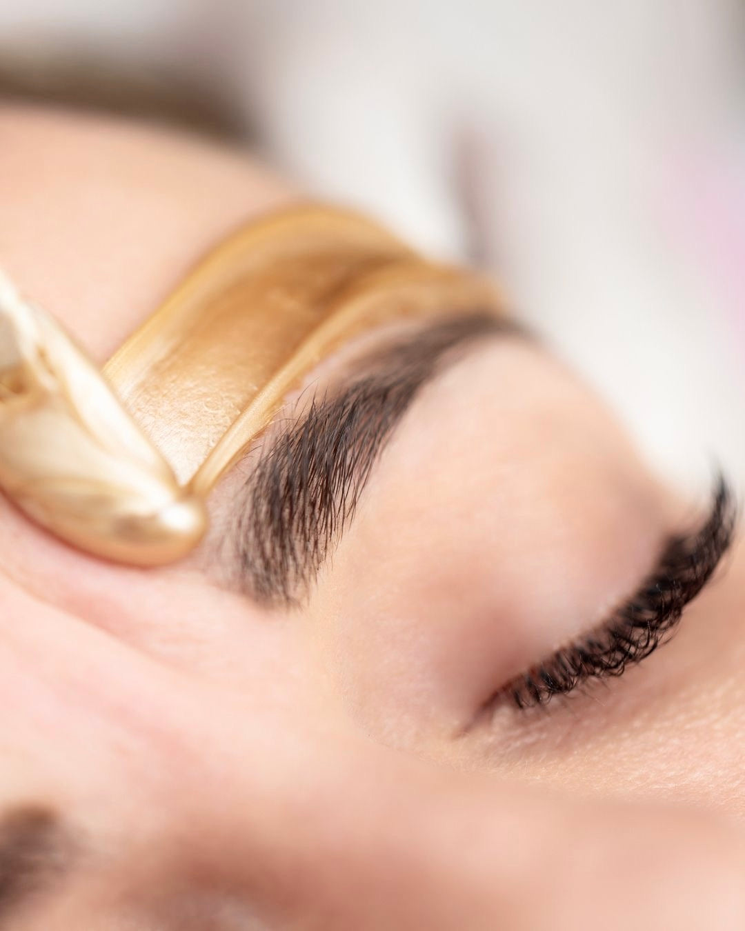 woman's brow getting waxed